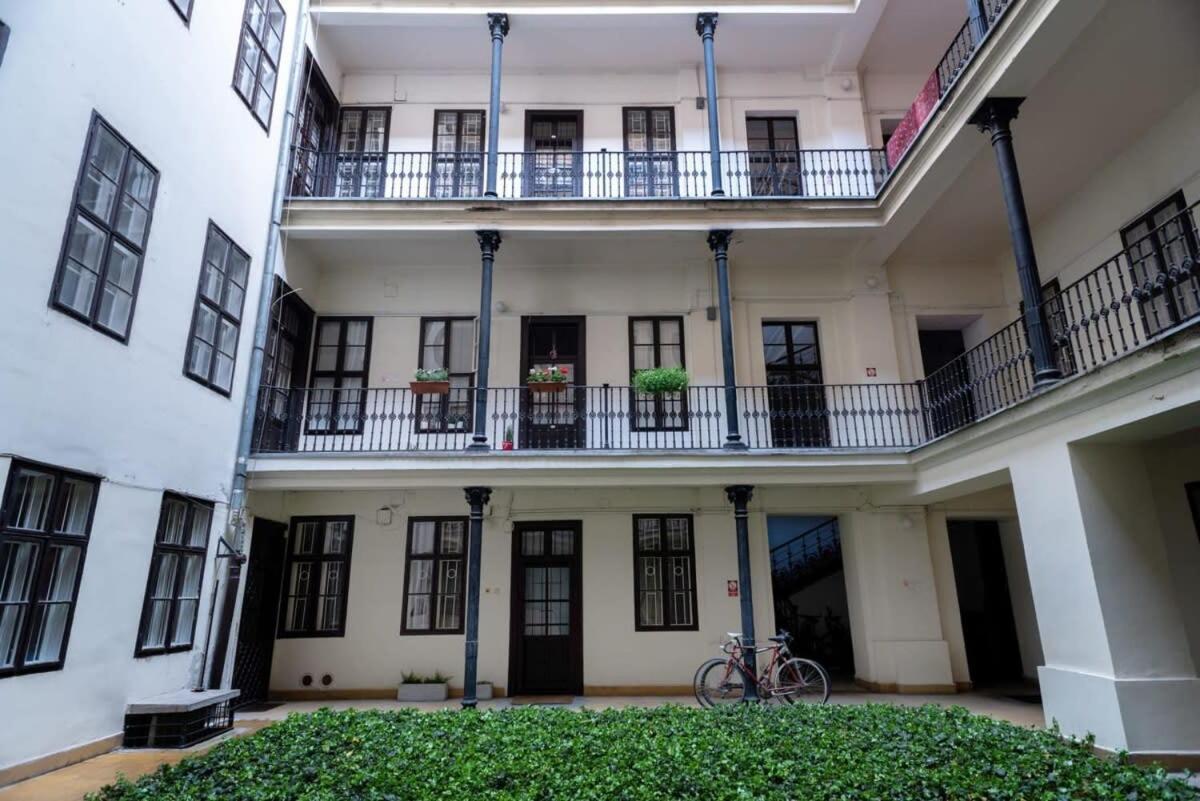 Lovely Downtown Apartment Close To The Basilica Budapest Ngoại thất bức ảnh