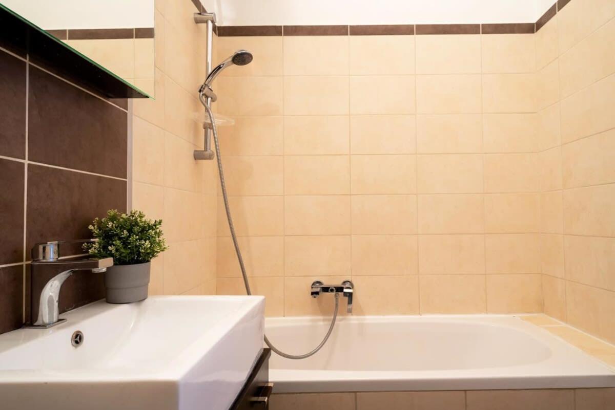 Lovely Downtown Apartment Close To The Basilica Budapest Ngoại thất bức ảnh